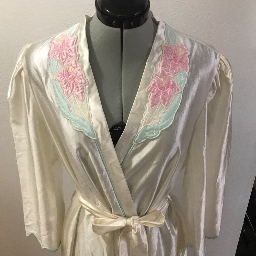 Lorraine vintage robe lace detail